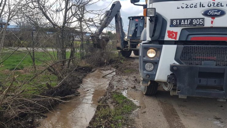 Hacıaliler Köyü’nde Kanal Temizliği Çalışmaları Sürüyor